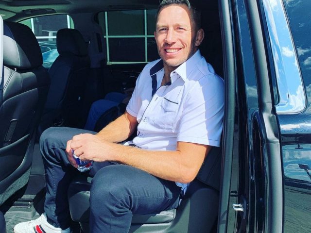 Hire Luxury VIP Chauffeur Service, VIP Airport Shuttle Toronto, VIP Limo Service Toronto, VIP Airport Chauffeur Car, VIP Chauffeur Car